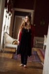 Bild på Erika gående i korridor på Bäckaskogs slott