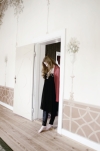 Bild på Erika stående i en dörröppning med huvud sänkt