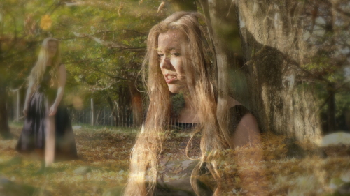 Erika går i skogen i videon My Foolish Pride